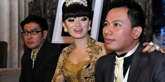 Ibunda Vicky Prasetyo Sering Diancam Lewat SMS