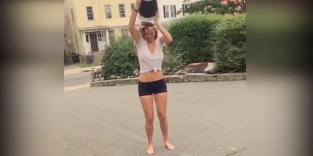 Ice Bucket Challenge Fail, Pakaian Dalam Cewek Sampai Lepas!