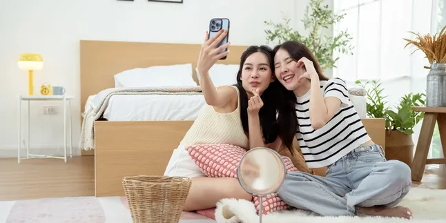 Ide Slow Weekend bareng Bestie: Dari Nonton Film sampai Masak Menu Ramen Yes yang Oishi Banget!