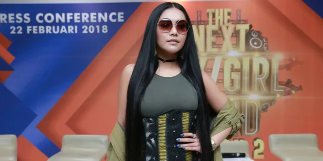 Identik Dengan Fashion Nyentrik, Denada Anggap Ajang Ekspresi Diri
