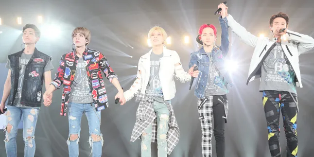 Idol K-Pop Cantik Ini Dihujat Karena Main HP Saat SHINee Manggung Idol K-Pop Cantik Ini Dihujat Karena Main HP Saat SHINee Manggung