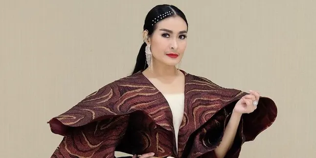 Iis Dahlia Sebut Kalung Salib Yang Dipakai Devano Danendra Cuma Aksesoris Iis Dahlia Sebut Kalung Salib Yang Dipakai Devano Danendra Cuma Aksesoris