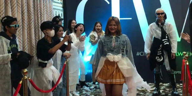 Ikonik SCBD Catwalk di Klinik Kecantikan, Kurma Makin Glowing