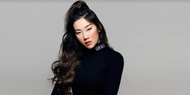 Attending the Miss Indonesia 2020 Farewell Event, Ticya Fang Performs Agnez Mo's Song with a Different Style