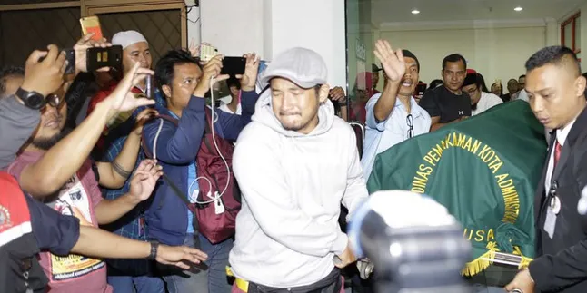 Ikut Gotong Keranda Agung Hercules, Isa Bajaj Tak Bisa Lupakan Kenangan Bersama Ikut Gotong Keranda Agung Hercules, Isa Bajaj Tak Bisa Lupakan Kenangan Bersama