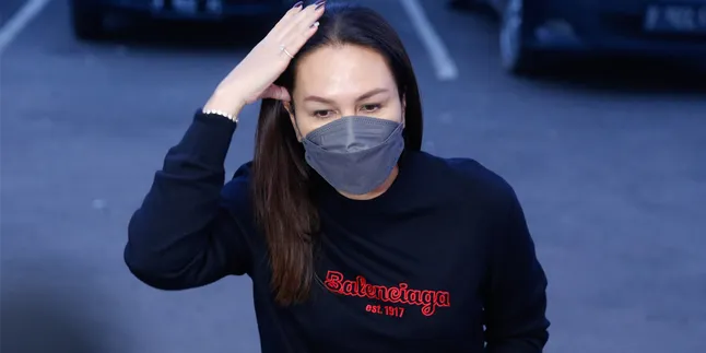 Ikut Naik Mobil Tahanan yang Bawa Nikita Mirzani, Fitri Salhuteru: Kali Ini Obrolannya Menarik Ikut Naik Mobil Tahanan yang Bawa Nikita Mirzani, Fitri Salhuteru: Kali Ini Obrolannya Menarik
