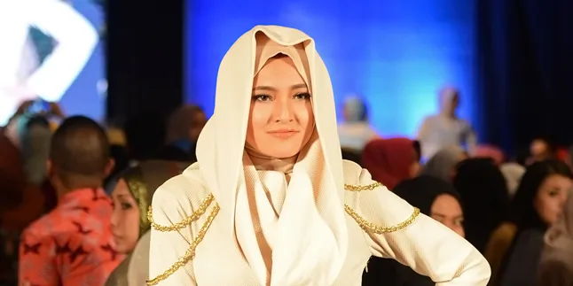 Ikut Pengajian Keluarga Pakai Mukena, Marshanda Banjir Pujian Ikut Pengajian Keluarga Pakai Mukena, Marshanda Banjir Pujian