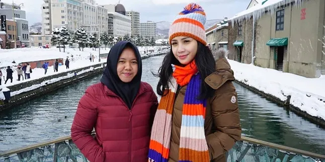 Ikut Raffi Ahmad & Gigi ke Jepang, Baby Sitter Rafathar Gak Nyangka Bisa Pegang Salju