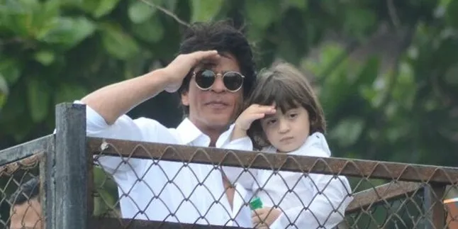 Ikut Sapa Ribuan Fans di Depan Rumah Yang Rayakan Ultah SRK, AbRam Nggemesin!