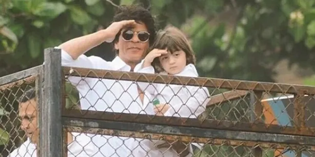 Ikut Shahrukh Khan Syuting di Portugal, AbRam Khan Joged Unyu