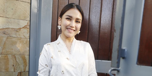 Affected by the Covid-19 pandemic, Ayu Ting Ting has to perform Eid al-Adha prayer at home and cancel the Umrah pilgrimage