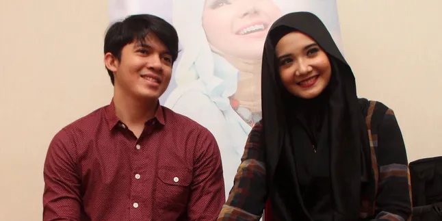 Ikuti Gaya Zaskia Sungkar, Irwansyah Jadi Lebih Fashionable Ikuti Gaya Zaskia Sungkar, Irwansyah Jadi Lebih Fashionable