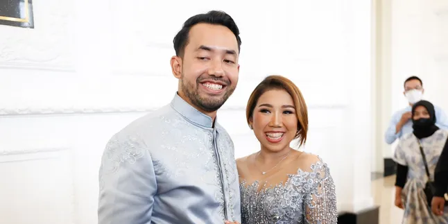 Ikuti Jejak Syahrini, Kiky Saputri Ajak Calon Suami ke Acara Pengajian Sebelum Nikah Ikuti Jejak Syahrini, Kiky Saputri Ajak Calon Suami ke Acara Pengajian Sebelum Nikah