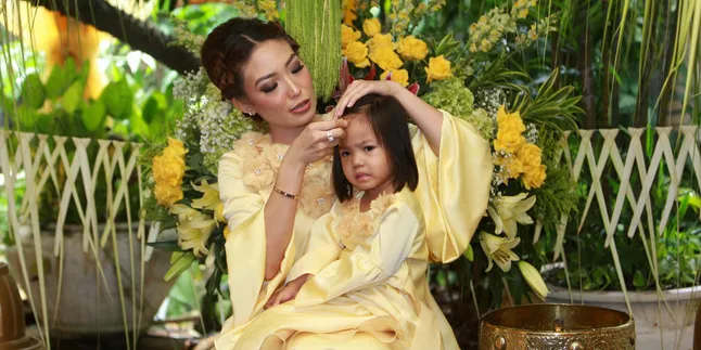 Ikuti Tradisi, Ayu Dewi Gelar Upacara Mandi Lemon Untuk Anaknya