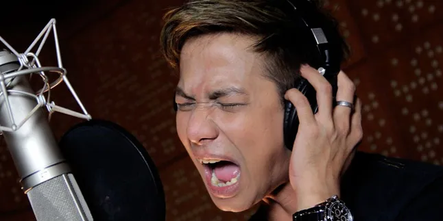 Ikuti Tren, Delon Duet Bareng Istri