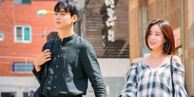 Im Soo Hyang - Cha Eunwoo Sapa Fans Sebelum Berangkat Liburan Bareng Im Soo Hyang - Cha Eunwoo Sapa Fans Sebelum Berangkat Liburan Bareng