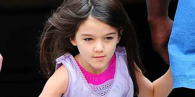 Imut, Suri Cruise Lari-Lari Penuh Semangat ke Sekolah