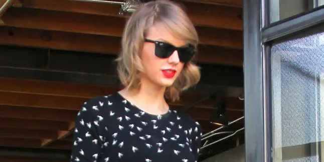 Imutnya Taylor Swift Pakai Playsuit