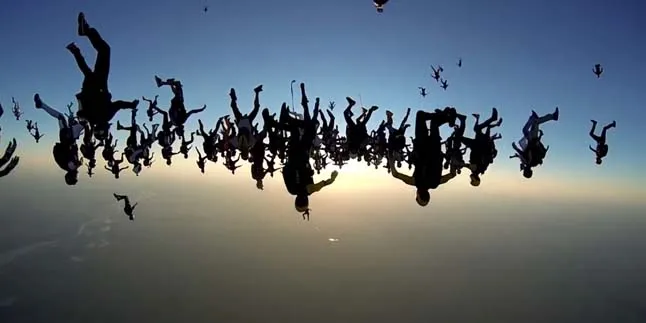 Indah Bukan Main, Skydive 164 Orang Ini Pecahkan Rekor Dunia!