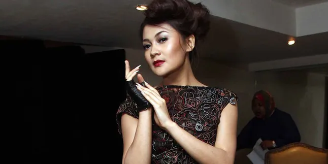 Indah Dewi Pertiwi Rekam Musik Panggungnya di Praha