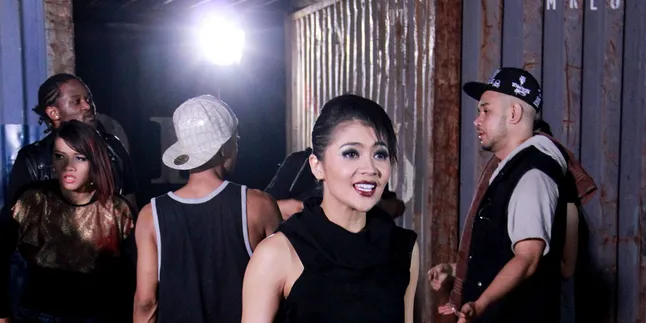 Indah Dewi Pertiwi Tampil 'Dark' di Video Klip Terbaru