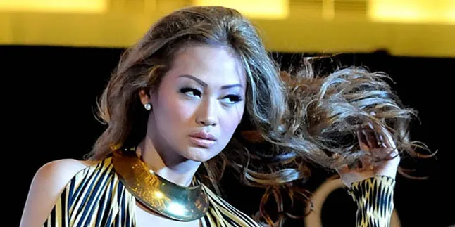 Indah Kalalo Salurkan Hobi Travelling Keliling Eropa