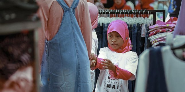 Indahnya Berbagi! Kisah Anak Yatim Piatu Pertama Kali Masuk Mall Ini Bikin Terharu