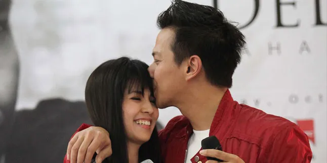 Indonesia Panas, Delon - Yeslin Pilih Pohon Natal Salju