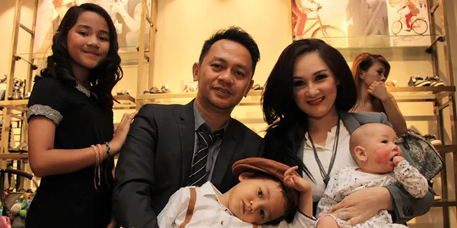 Indra Brasco Dan Mona Ratuliu Biasa Liburan Di Rumah