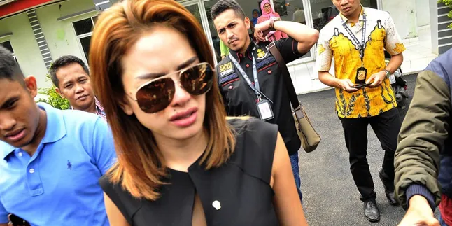 Ingat Anak, Nikita Mirzani Nangis Saat Ditangkap Polisi di Hotel Ingat Anak, Nikita Mirzani Nangis Saat Ditangkap Polisi di Hotel
