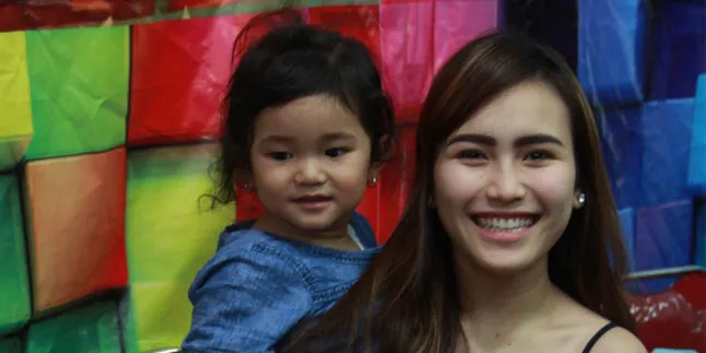 Ingin Anak Pintar, Ayu Ting Ting Ajari Bilqis Bahasa Inggris