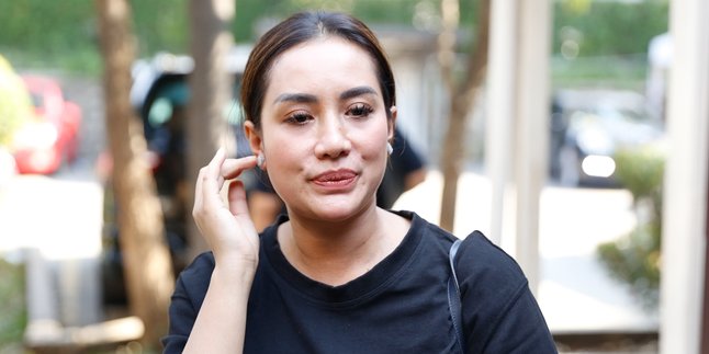 Wishing to Separate Quickly, Shinta Bachir Disappointed Her Husband Did Not Attend the Divorce Hearing