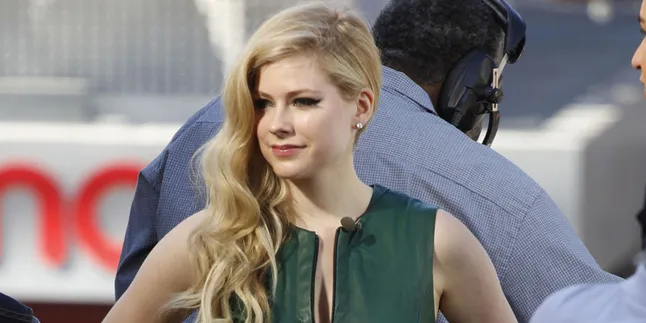 Ingin Nikahi Avril Lavigne? Perhatikan Aturannya!