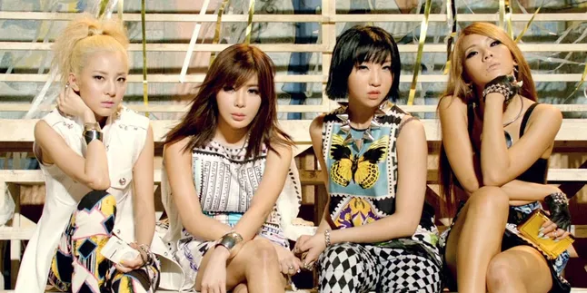 Ingin Paling Depan, Fans 2NE1 Datang Dari Pagi Ingin Paling Depan, Fans 2NE1 Datang Dari Pagi
