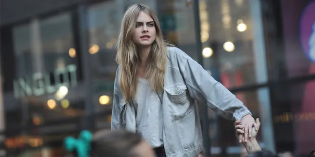 Ingin Tampil Beda, Cara Delevinge Potong Pendek Rambutnya Ingin Tampil Beda, Cara Delevinge Potong Pendek Rambutnya