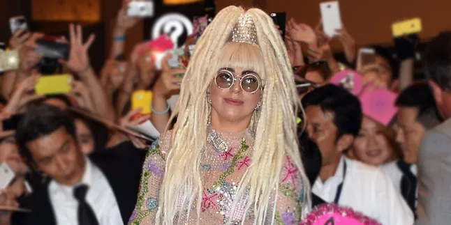 Ingin Tampil Seksi, Lady Gaga Sengaja Tak Pakai Celana?