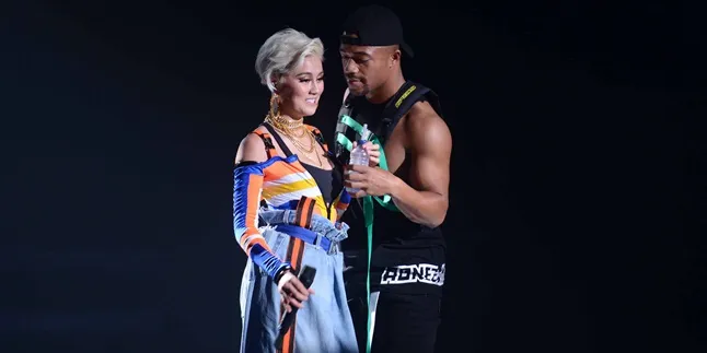 Ini Alasan Agnes Monica Hadirkan Batik di Video Klip 'Long As I Get Paid'