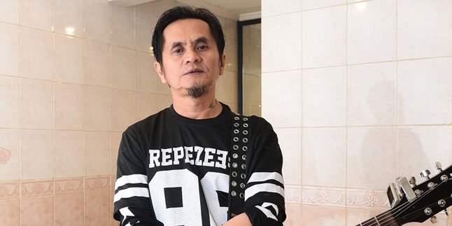 Ini Alasan Azis Jamrud Selalu Pakai Celana Pendek Saat Manggung