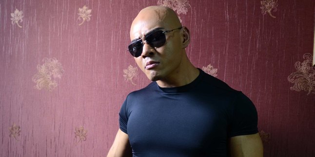 This is the reason why Deddy Corbuzier always wears sunglasses & headphones when going to the gym