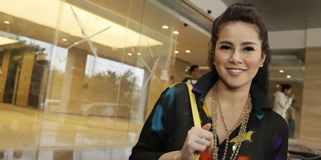 Ini Alasan Kenapa Olla Ramlan Tak Buatkan Putrinya Akun Instagram