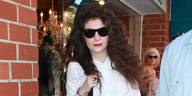Ini Alasan Lorde Batalkan Tur Australia Ini Alasan Lorde Batalkan Tur Australia
