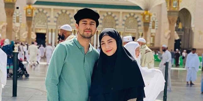 This is the Reason Why Raffi Ahmad and Nagita Slavina Ended their World Tour with Umrah