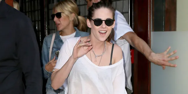 Ini Bukti Kalau Kristen Stewart Itu Cinta Penggemarnya Ini Bukti Kalau Kristen Stewart Itu Cinta Penggemarnya