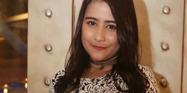 [FOTO] Pamer Muka Bantal, Prilly Latuconsina Tetap Cantik Kan?