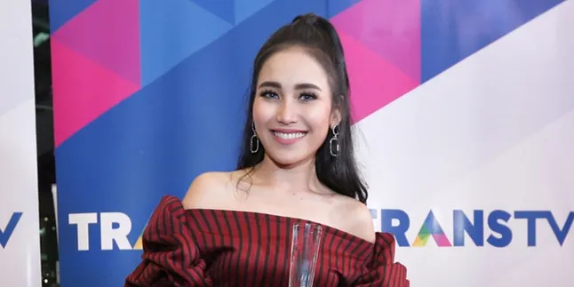 Ini Penerawangan Paranormal Soal Kedekatan Ayu Ting Ting dan Pria Berinisial O