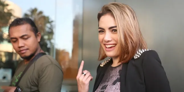 Ini Penjelasan Nikita Mirzani Soal Foto Pria Dalam Kamarnya Ini Penjelasan Nikita Mirzani Soal Foto Pria Dalam Kamarnya