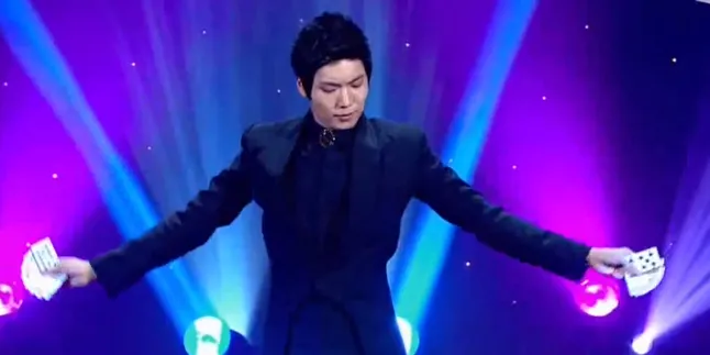 Ini Salah Satu Pesulap Kartu Yang Paling Sip!