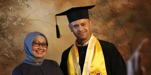 Ini Skripsi yang Bikin Mike Lucock Lulus Jadi Sarjana Komunikasi