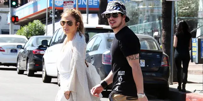 Inikah Bukti Jika Jennifer Lopez dan Casper Smart Sudah Balikan?