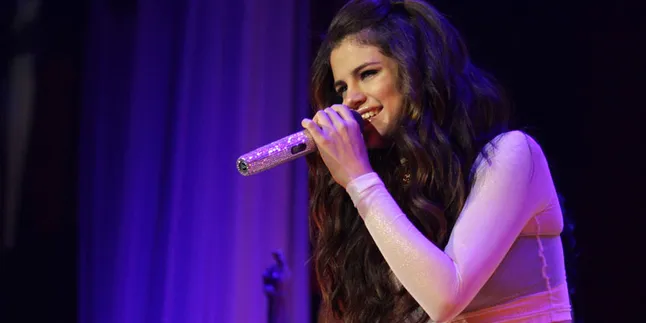 Inilah Alasan Selena Gomez Mengumpat di Jingle Ball